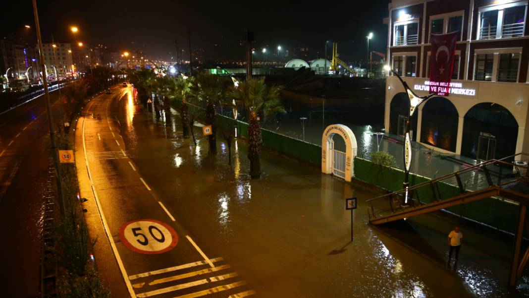 Ulaşım kapandı, iş yerlerini su bastı... Sel felaketi o illeri vurdu 12